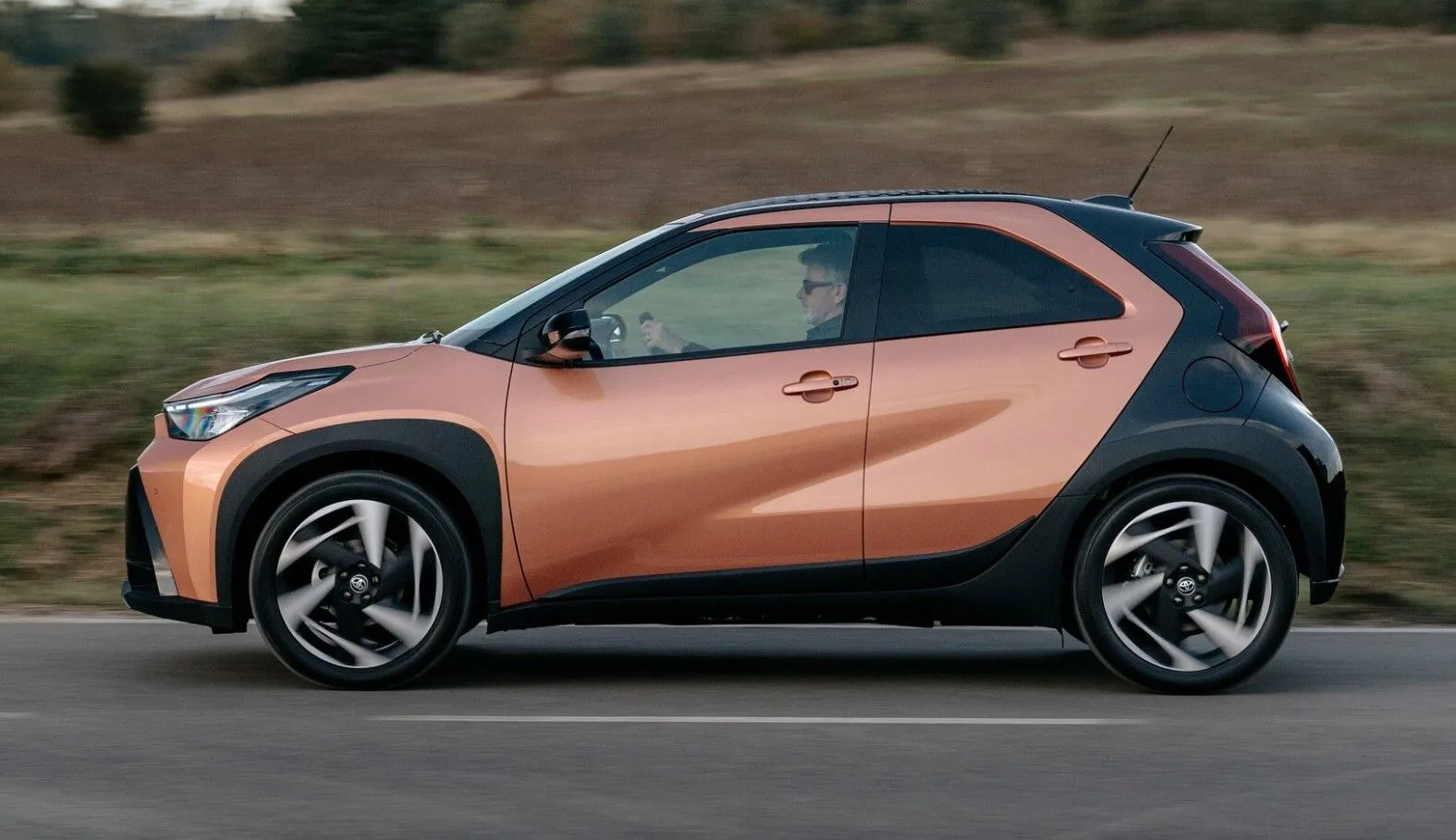 Toyota Aygo X Hybrid 2026: коли "кросовер" - це маркетинг, а гібрид - реальність