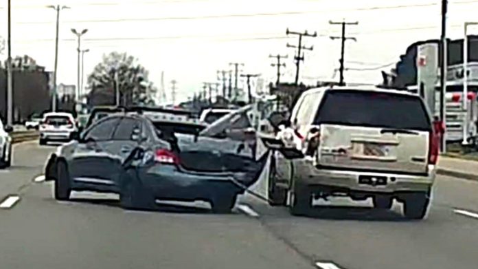 Миттєва карма: водій Toyota Yaris влаштував ДТП під час вуличних перегонів з дітьми в салоні