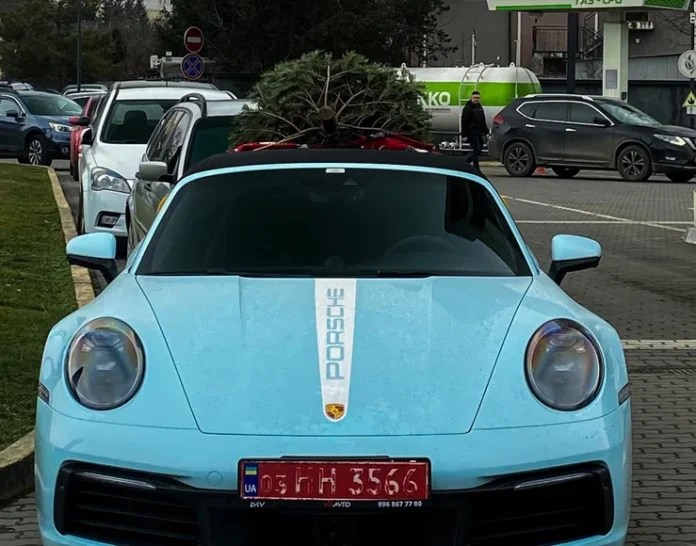 Свята по-львівськи: Porsche з ялинкою на даху