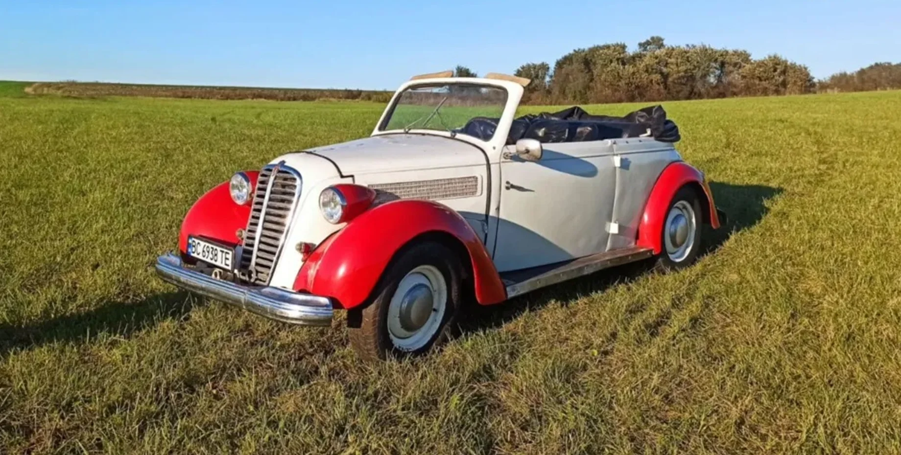 В Україні раптово розпродали чотири довоєнних ретроавто: від мініатюрного Fiat до радянського монстра