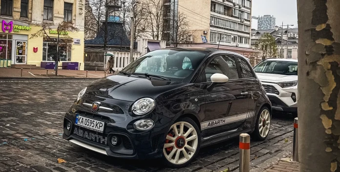Маленький, але злий: у Києві зняли рідкісний Abarth