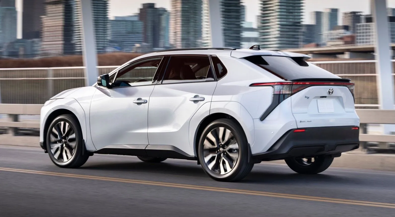 Toyota оновила електрокар, який кидає виклик RAV4