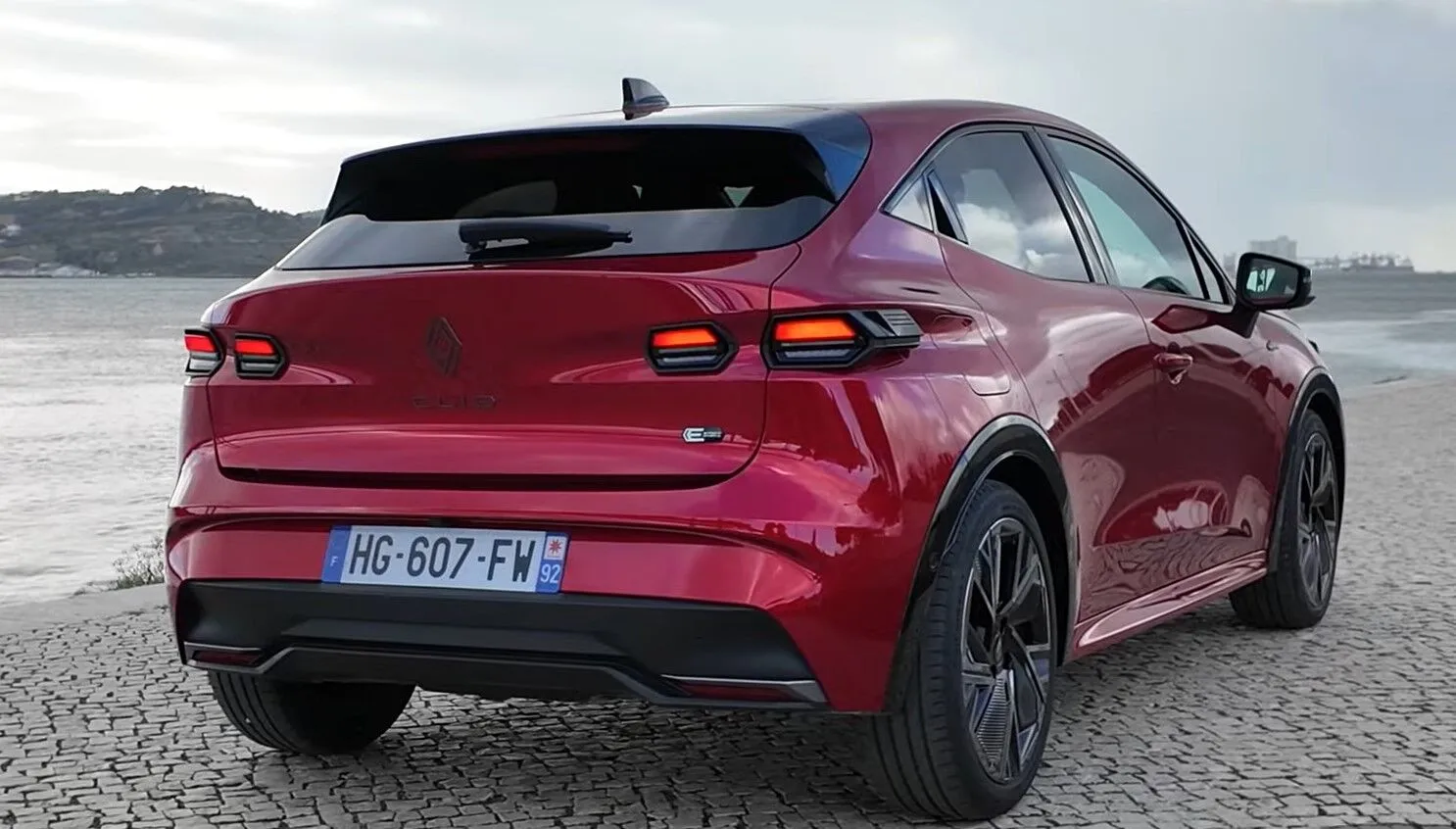 Renault Clio нового покоління: французи замінили плавні лінії на геометрію та прибрали дизель