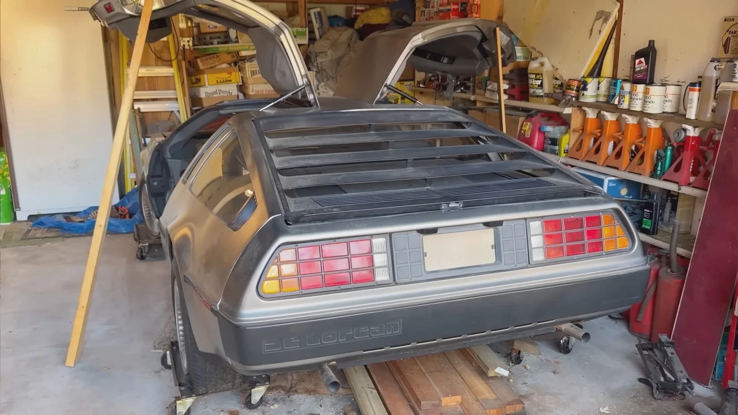 DeLorean DMC-12 простояв 30 років у гаражі Міннесоти: власниця жодного разу не розігналася до 88 миль