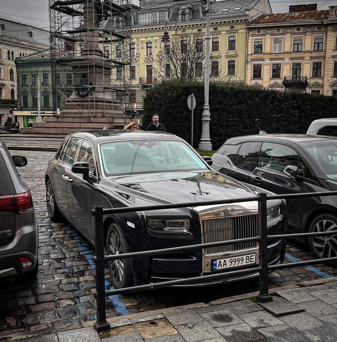 У Львові помітили Rolls-Royce Phantom 2025 з ексклюзивним салоном Tiffany