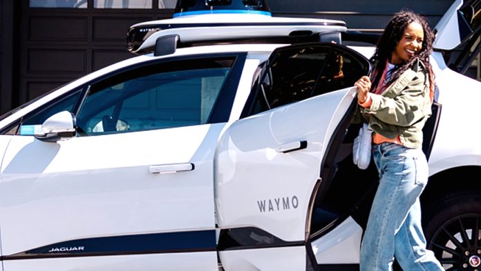 Як заробити на неуважності пасажирів: у США платять за закривання дверей роботаксі