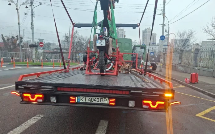 У Києві вперше евакуювали мотоцикл: нова ера боротьби з порушниками паркування