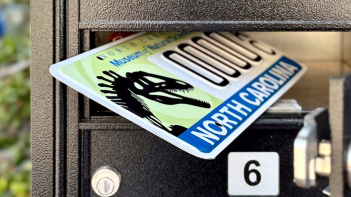 У США затвердили номерні знаки зі скелетом динозавра: виглядає справді епічно