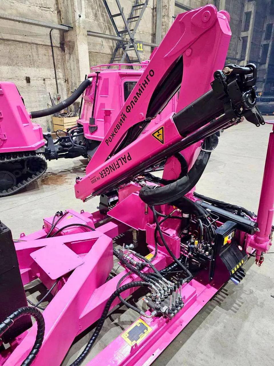 "Рожевий фламінго": як шведський всюдихід став зіркою української Антарктики