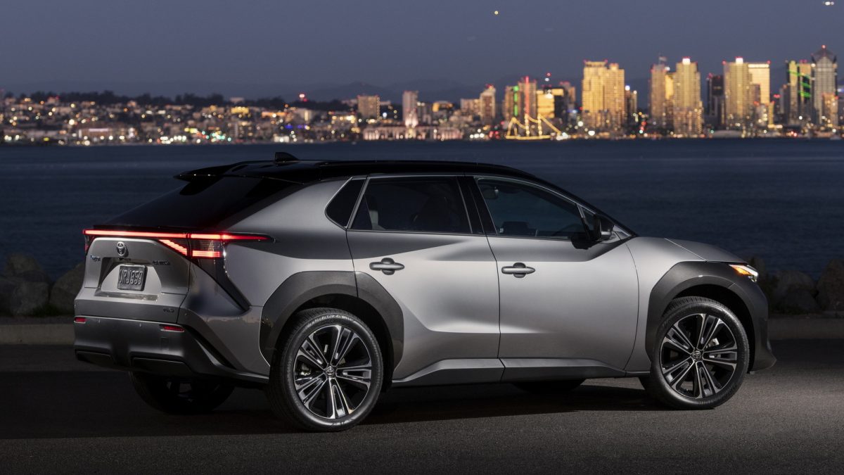Toyota оголосила відкликання електрокросоверів bZ4X через дивну плутанину із запчастинами - фото 1