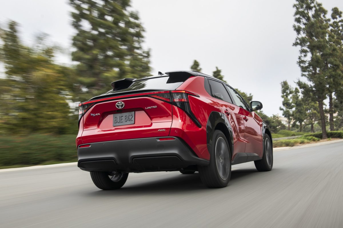 Toyota оголосила відкликання електрокросоверів bZ4X через дивну плутанину із запчастинами - фото 2