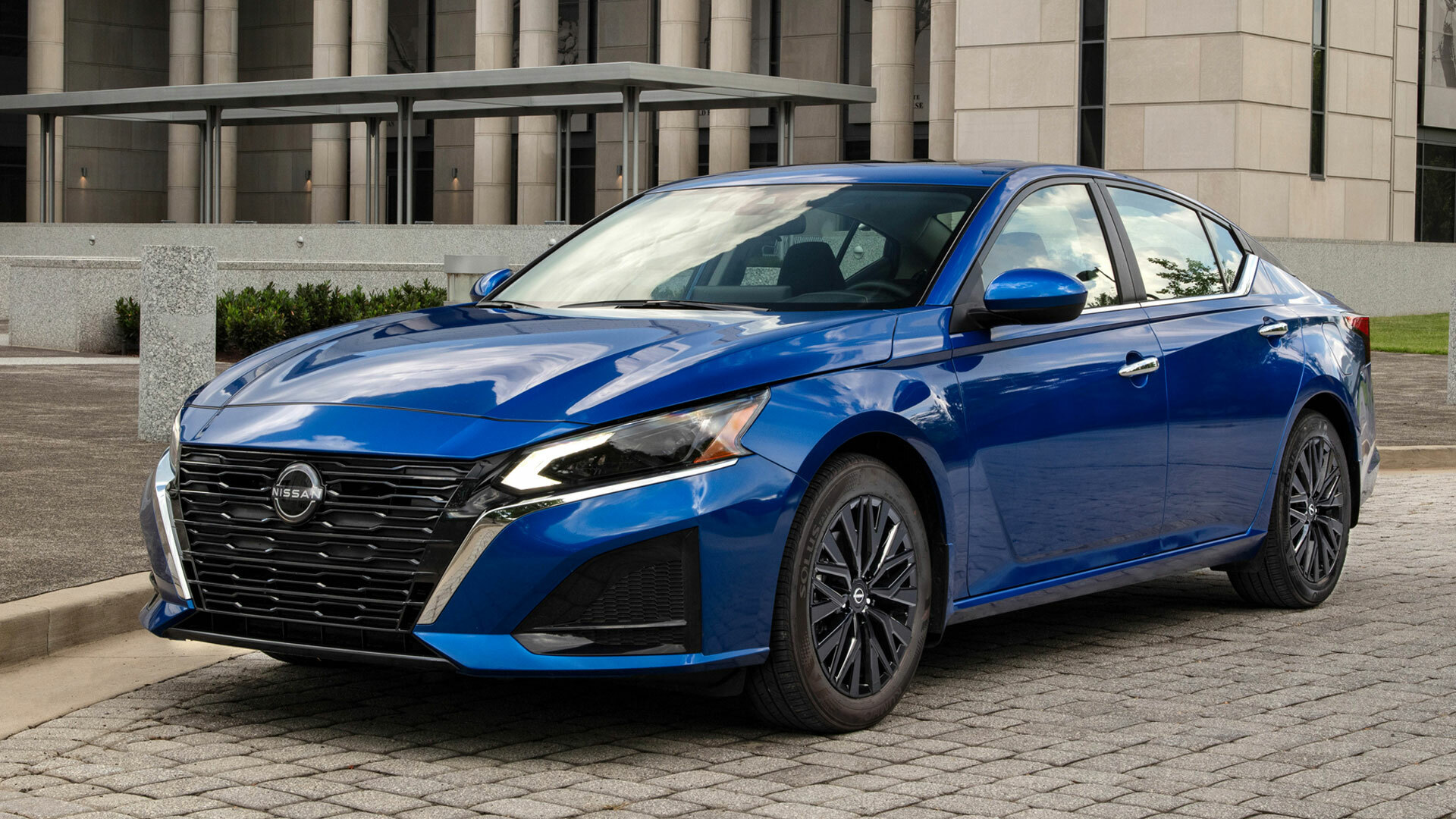 Ринок зробив вибір: Nissan Z впевнено обійшов Toyota Supra за продажами у 2025 році - фото 1