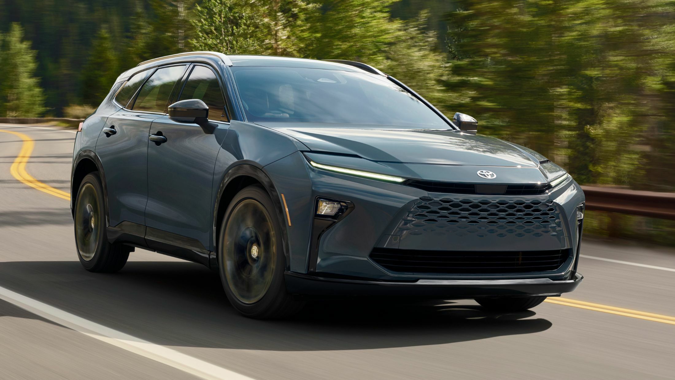 Toyota та Lexus б'ють рекорди: майже половина продажів у 2025 році припала на електрифіковані авто - фото 1