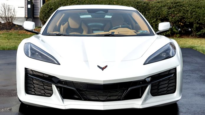Chevrolet Corvette E-Ray стрімко дешевшають на вторинному ринку: майже нові авто продають зі значними знижками