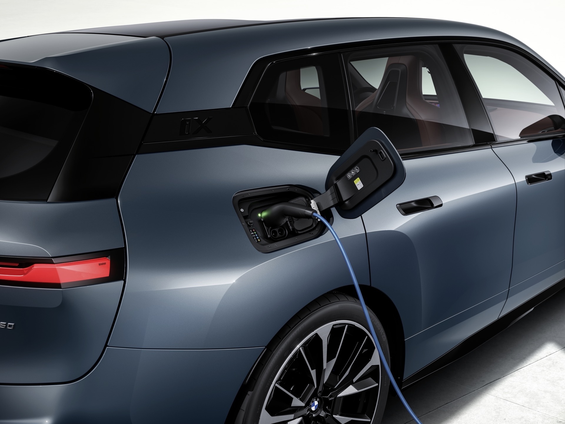 BMW встановила історичний рекорд продажів у США, але попит на електромобілі обвалився - фото 1