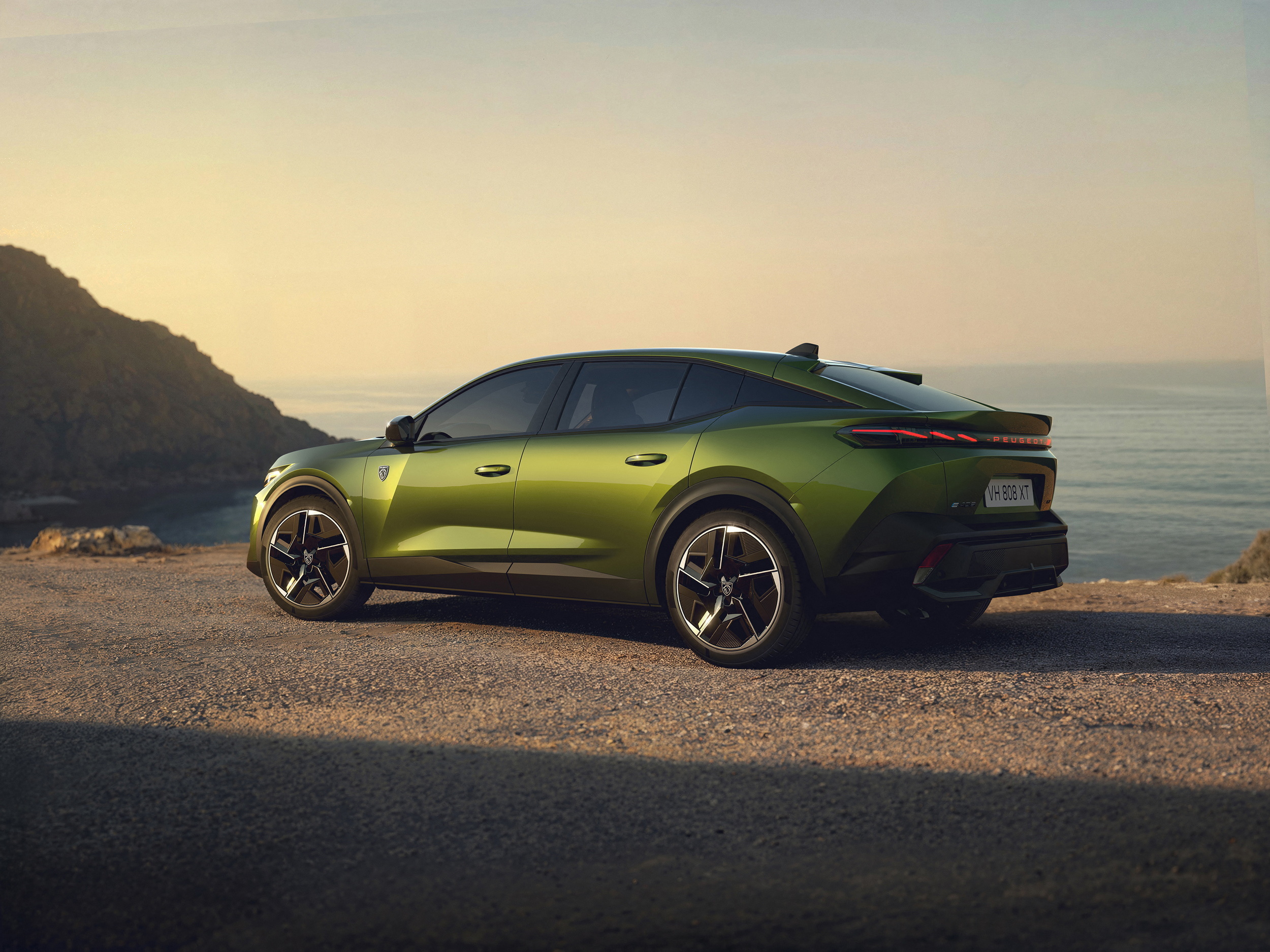 Офіційно представлено оновлений Peugeot 408: новий "погляд", світлові ефекти та покращена техніка - фото 4