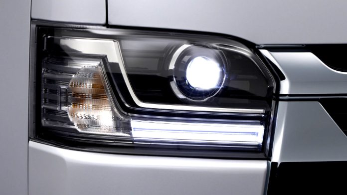 Toyota оновила «вічний» фургон HiAce: модель 2004 року отримала сучасні дисплеї та системи безпеки