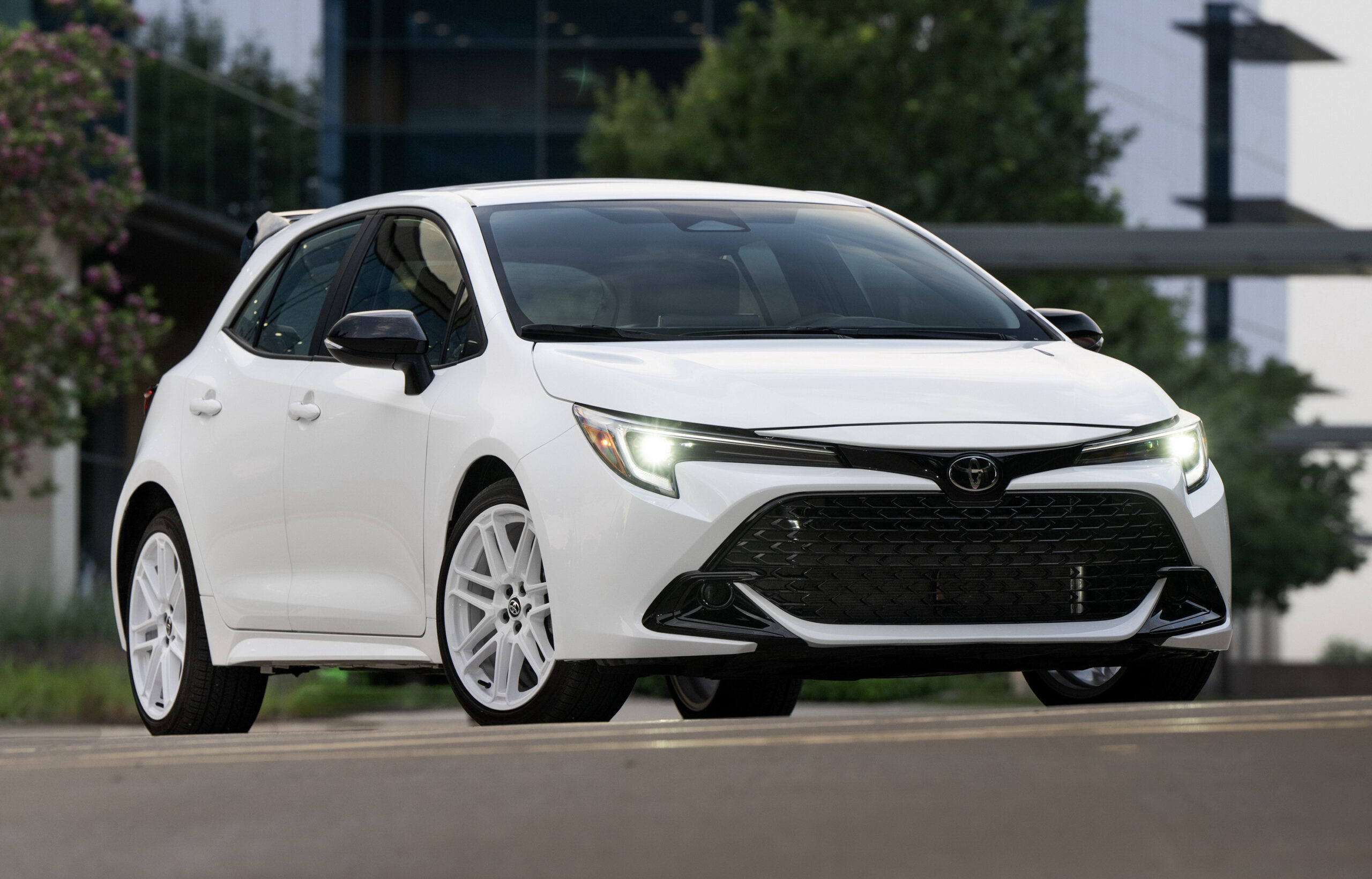 Де шукати знижки: названо автобренди з переповненими складами та дефіцитом машин - фото 1