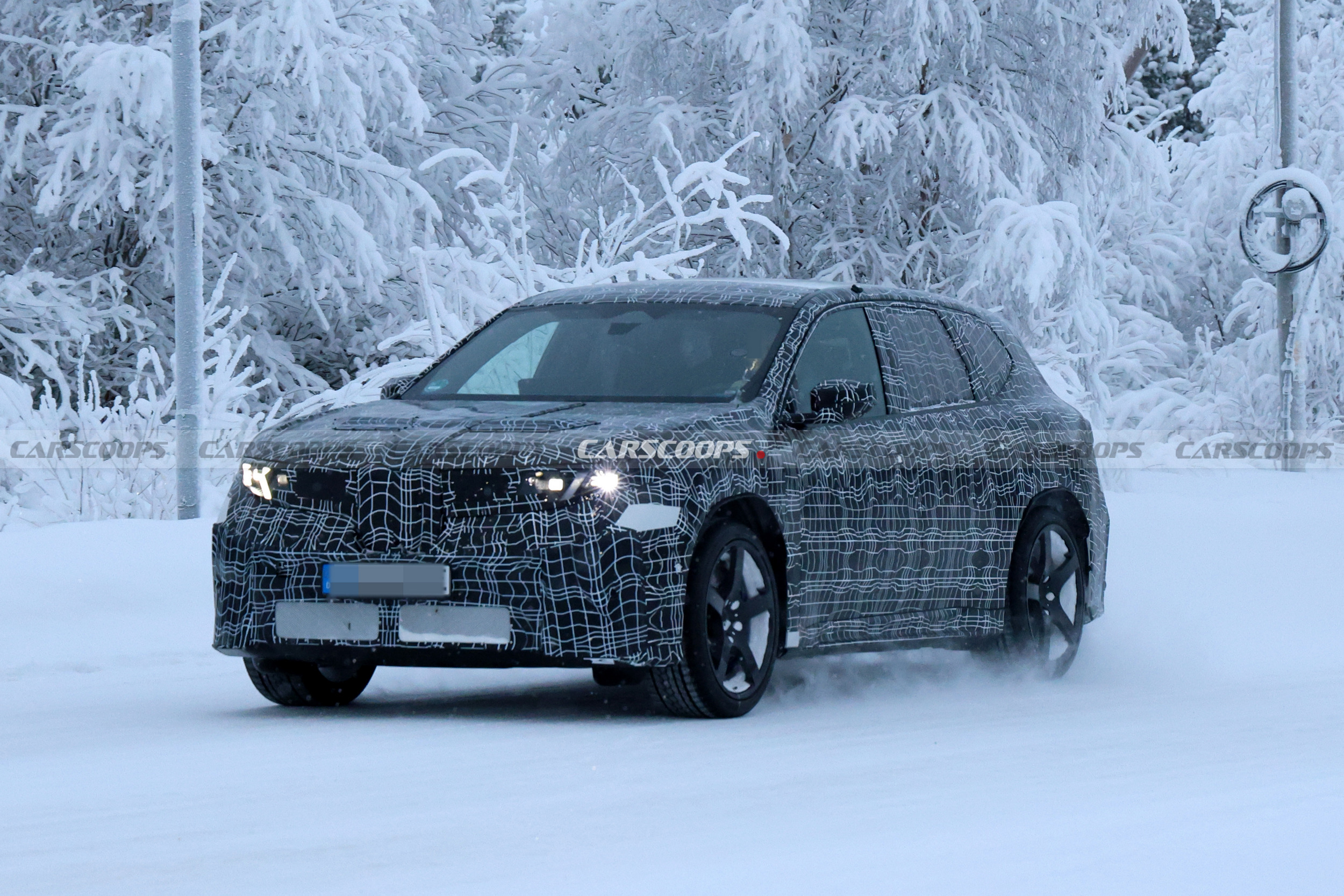 Перший електричний супер-кросовер BMW M: шпигуни помітили iX3 M на тестах - фото 2