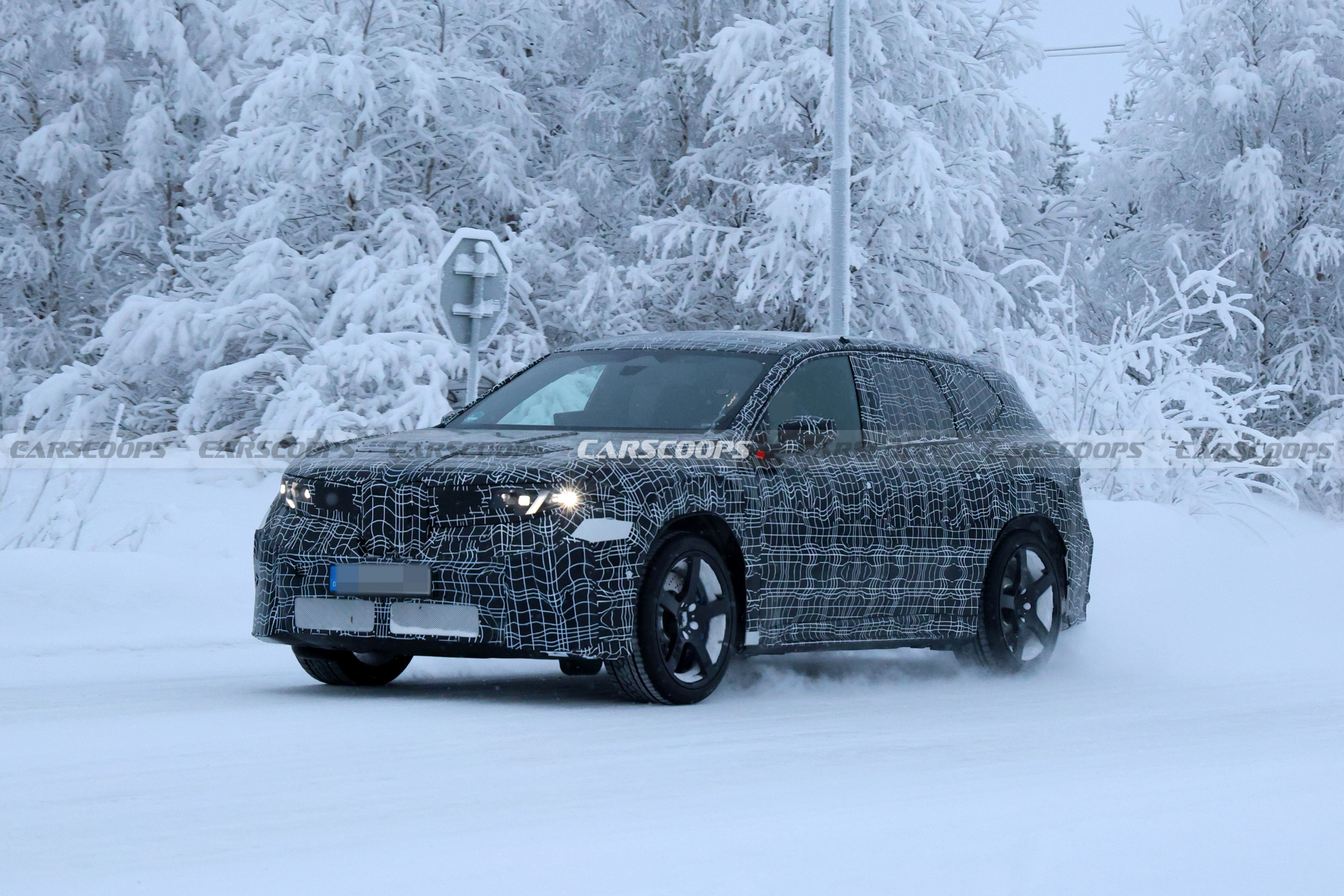 Перший електричний супер-кросовер BMW M: шпигуни помітили iX3 M на тестах - фото 3