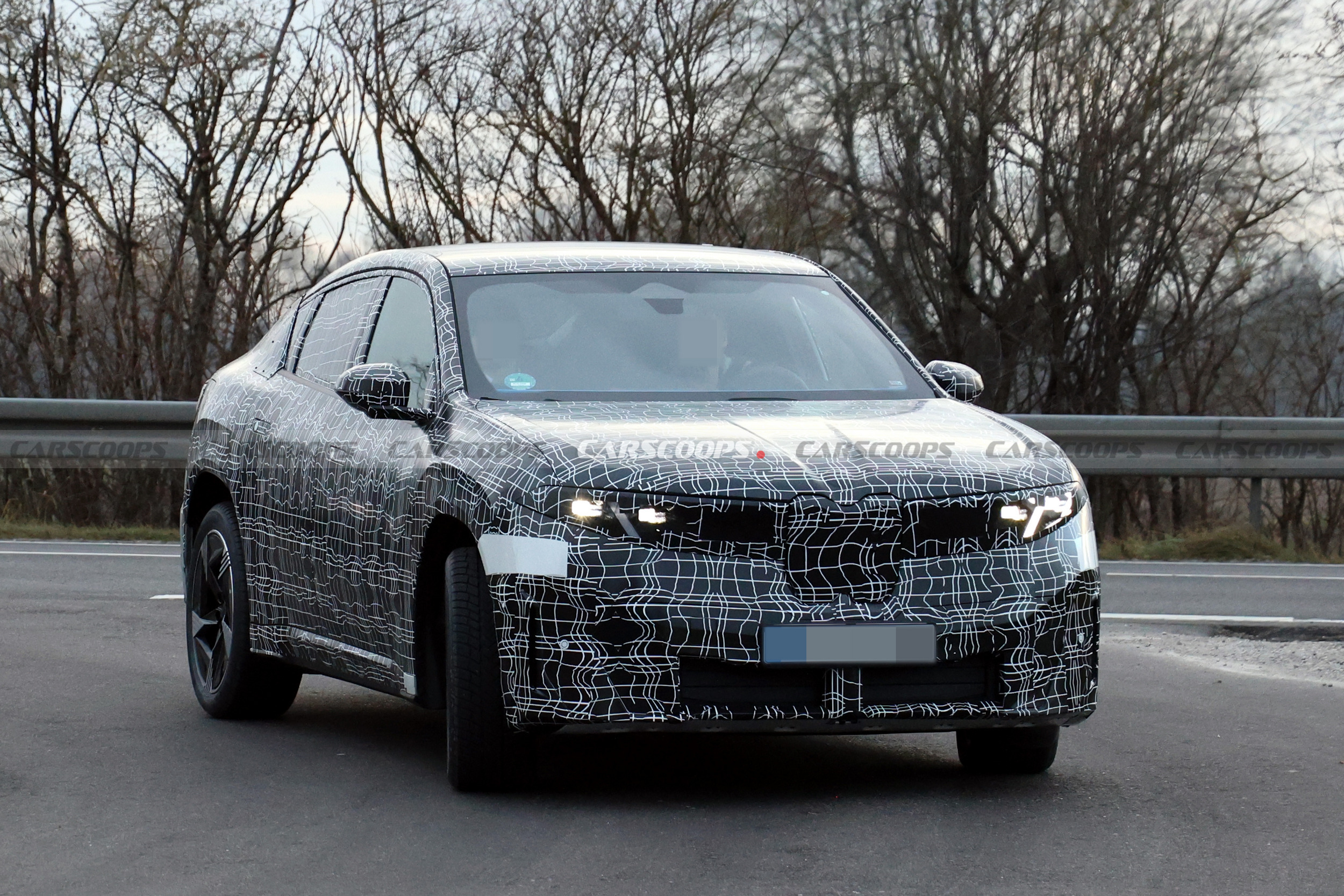 Новий електричний купе-кросовер BMW iX4 вперше потрапив в об’єктив шпигунів - фото 3