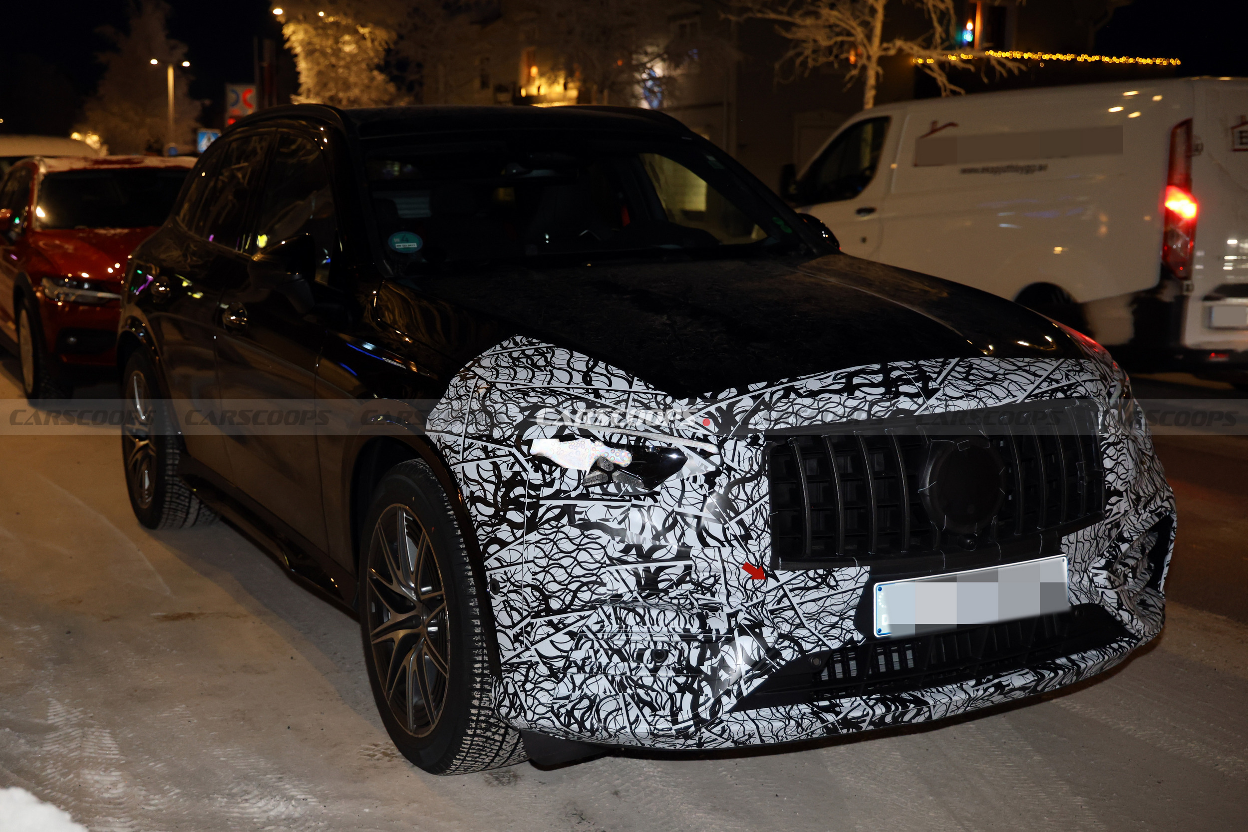 Оновлений Mercedes-AMG GLC "засвітився" на тестах: нові фари та очікувані зміни в салоні - фото 3