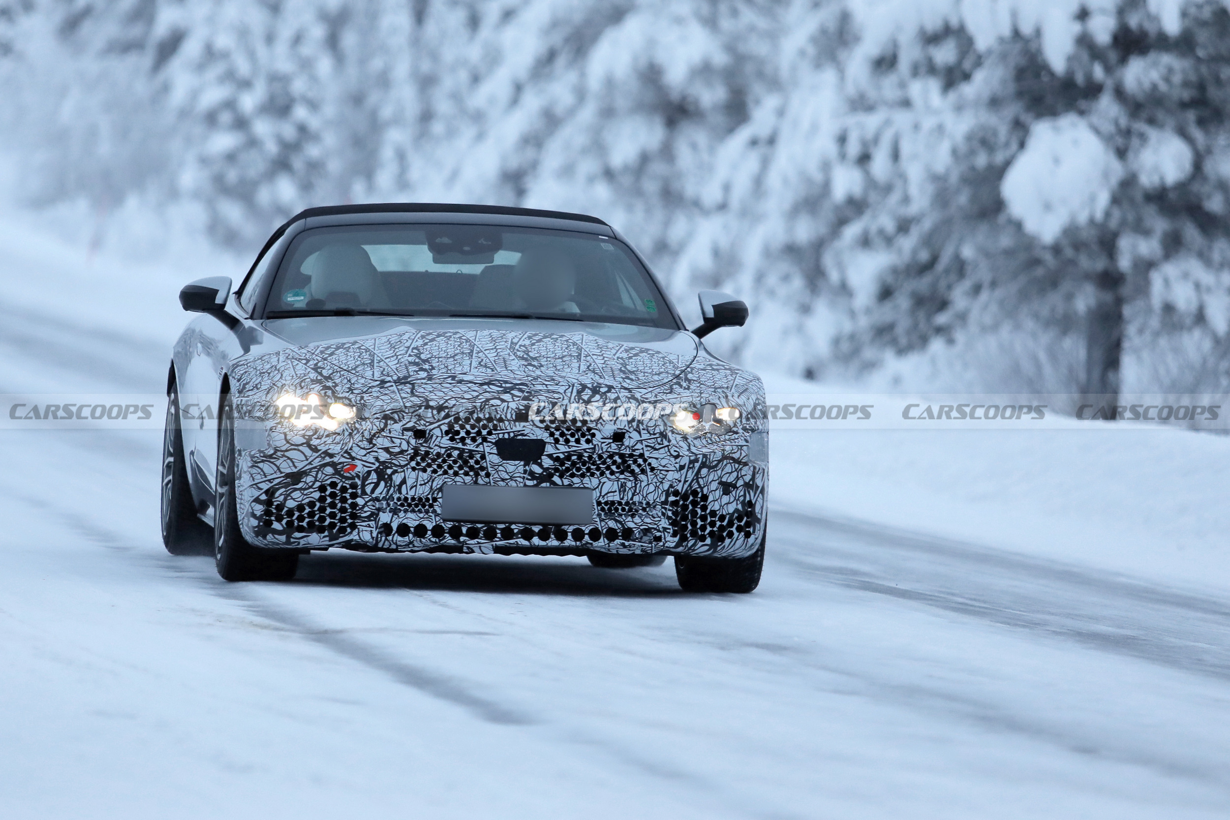 Оновлений Mercedes-AMG SL виїхав на тестування: перші подробиці про рестайлінг - фото 1