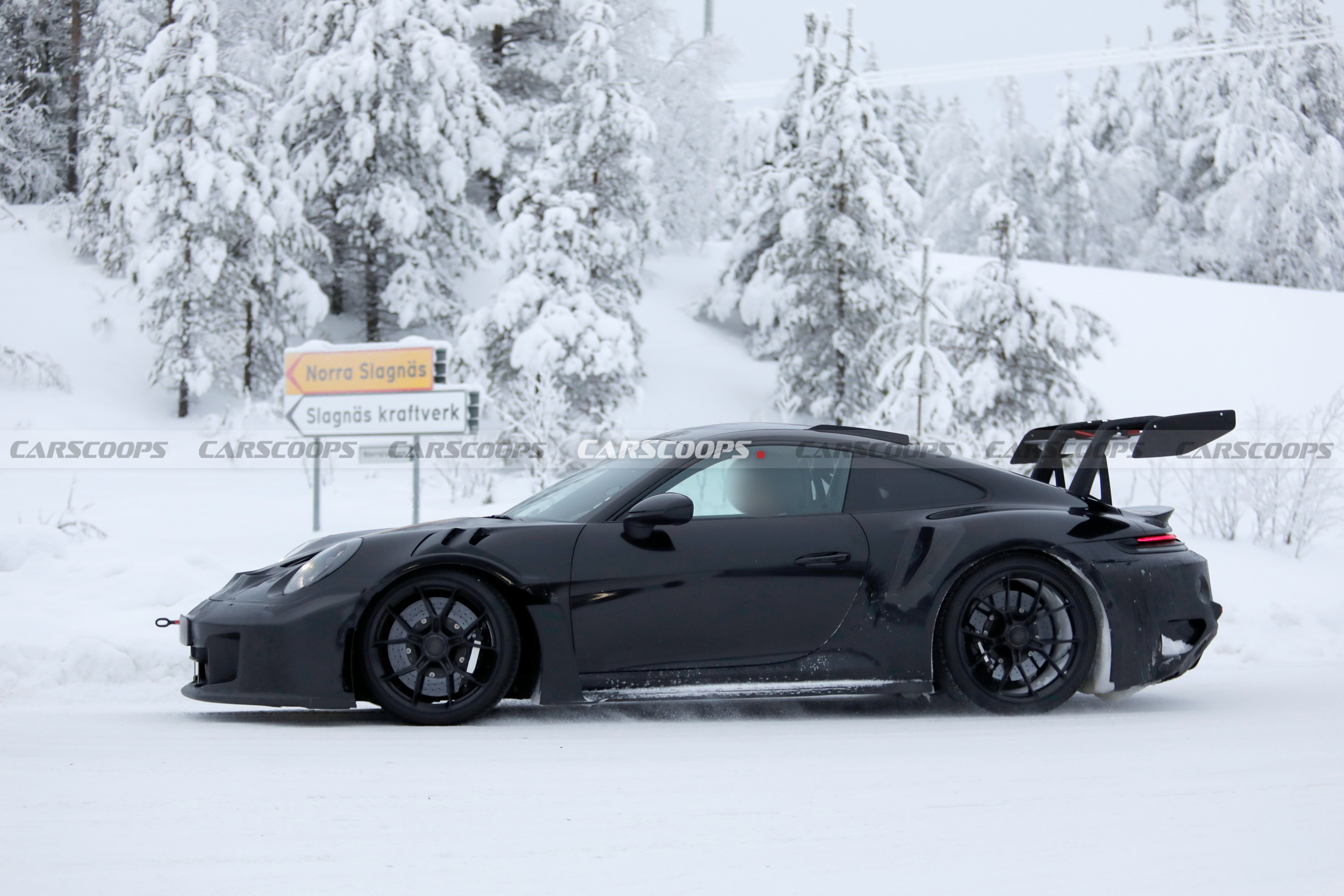 Оновлений Porsche 911 GT3 RS помітили під час зимових випробувань: огляд змін - фото 1