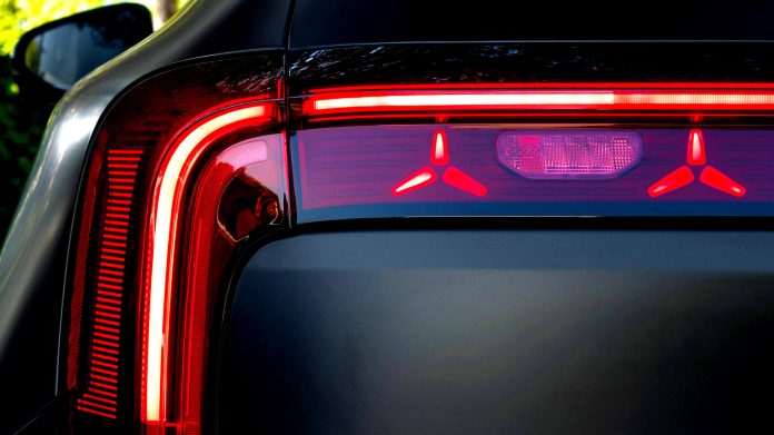 Mercedes-Benz запатентував технологію, яка дозволить прибрати зайві дроти з багажника