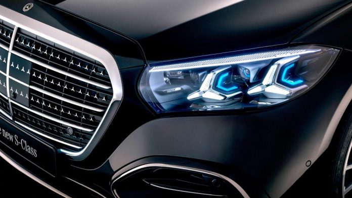 Mercedes представив революційні фари для оновленого S-Class: 25 000 світлодіодів та проекція на дорогу Mercedes представив революційні фари для оновленого S-Class: 25 000 світлодіодів та проекція на дорогу
