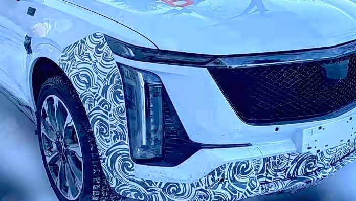 Cadillac готує гібридний кросовер XT5 з передовим автопілотом: перші подробиці