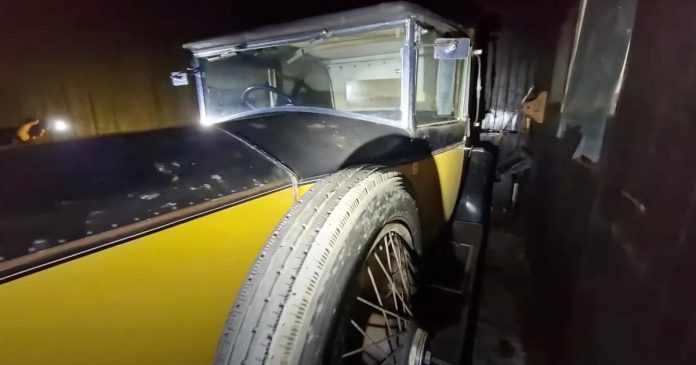 У покинутому маєтку знайшли рідкісний Rolls-Royce, якому понад 100 років У покинутому маєтку знайшли рідкісний Rolls-Royce, якому понад 100 років