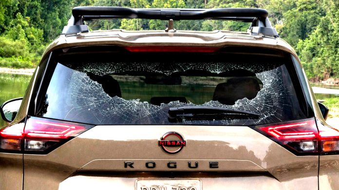 На Nissan подали до суду через заднє скло, що «вибухає» без причин: деталі скандалу