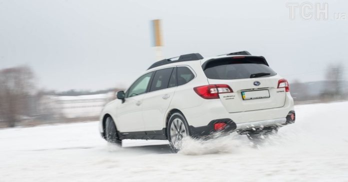 Як не вилетіти в кювет на слизькій дорозі: головні правила зимового водіння Як не вилетіти в кювет на слизькій дорозі: головні правила зимового водіння