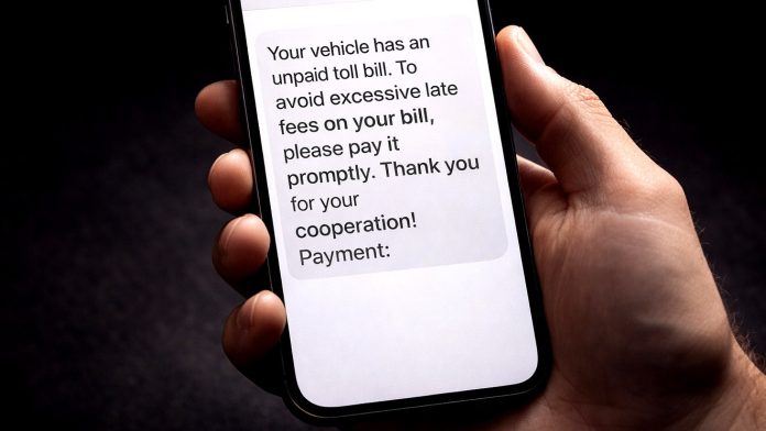 Водіїв попереджають про нову хвилю SMS-шахрайства: як не втратити гроші та особисті дані