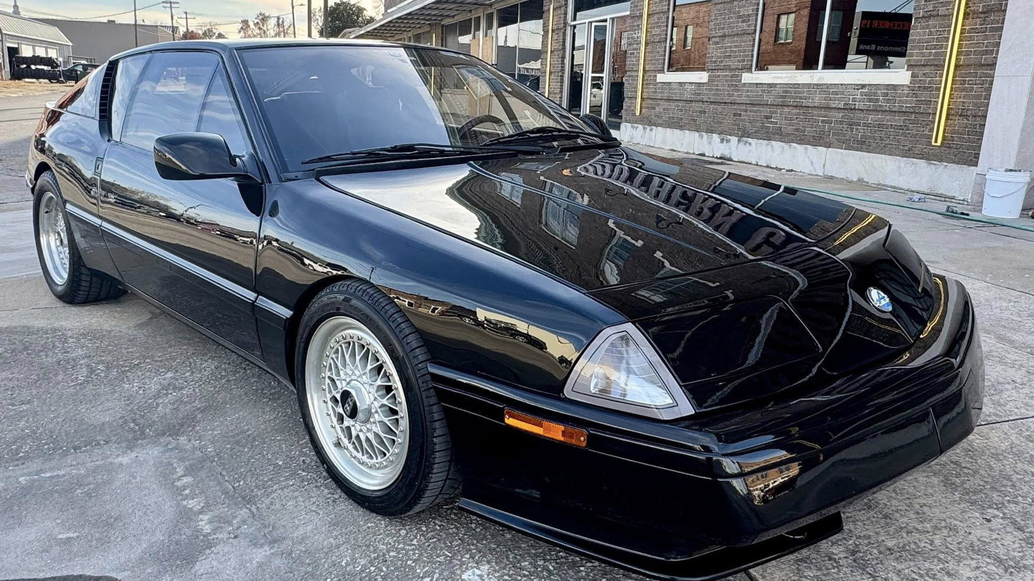 Рідкісніший за Bugatti: історія унікального спорткара Renault, на який витратили 30 мільйонів доларів - фото 2