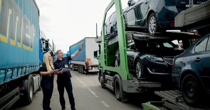 У Мінцифри розкрили масштаби хабарництва на розмитненні авто: як цифровізація знищить схеми