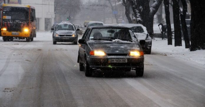 Як врятуватися під час заносу на ожеледиці: експерти назвали головну дію в першу секунду Як врятуватися під час заносу на ожеледиці: експерти назвали головну дію в першу секунду