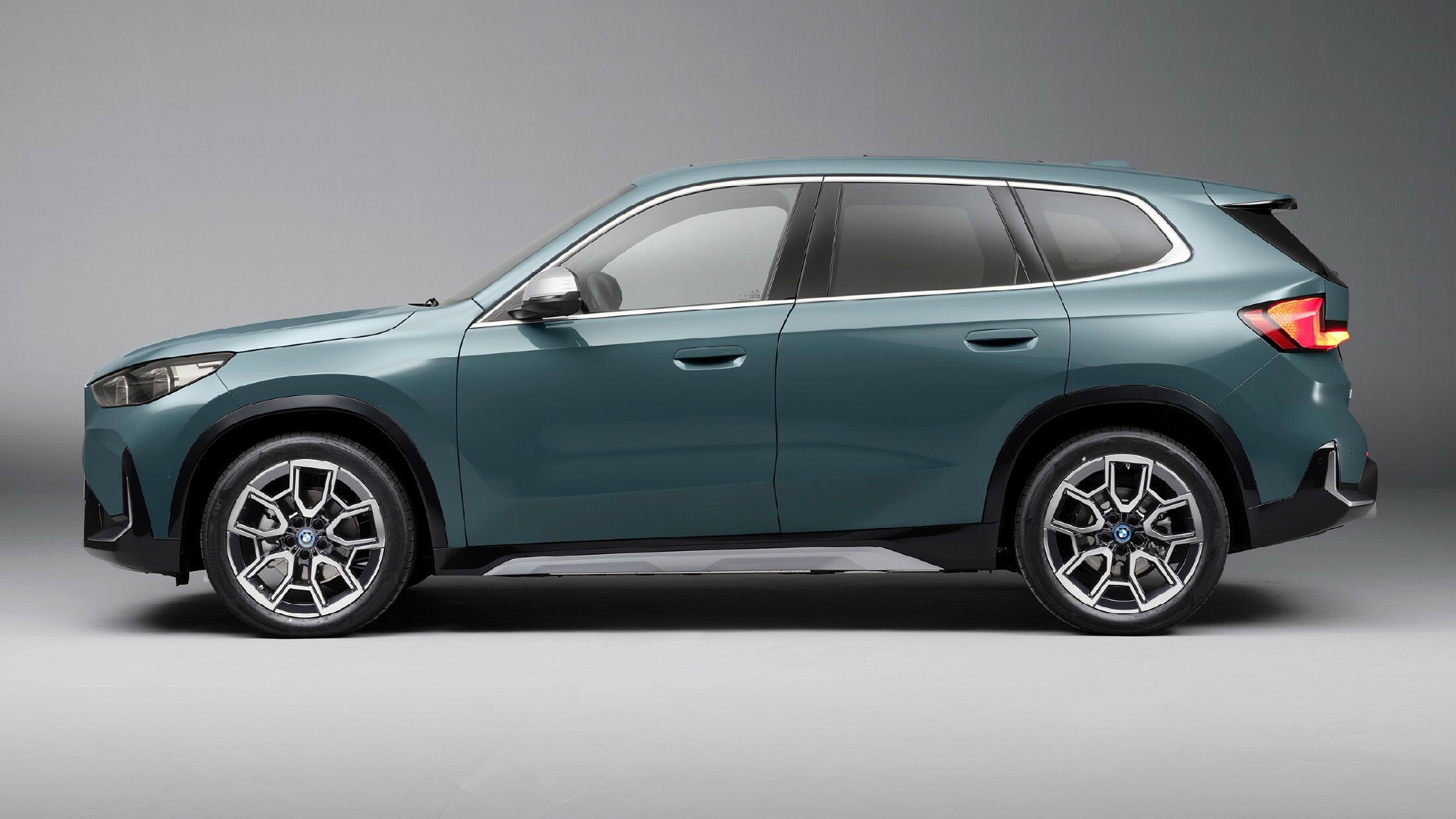 BMW кардинально знижує ціни в Китаї: флагман i7 подешевшав на 42 тисячі доларів - фото 1