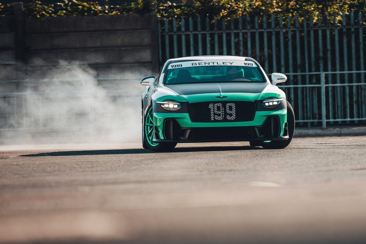Тревіс Пастрана влаштував дрифт-шоу на заводі Bentley за кермом ексклюзивного Supersports - фото 4