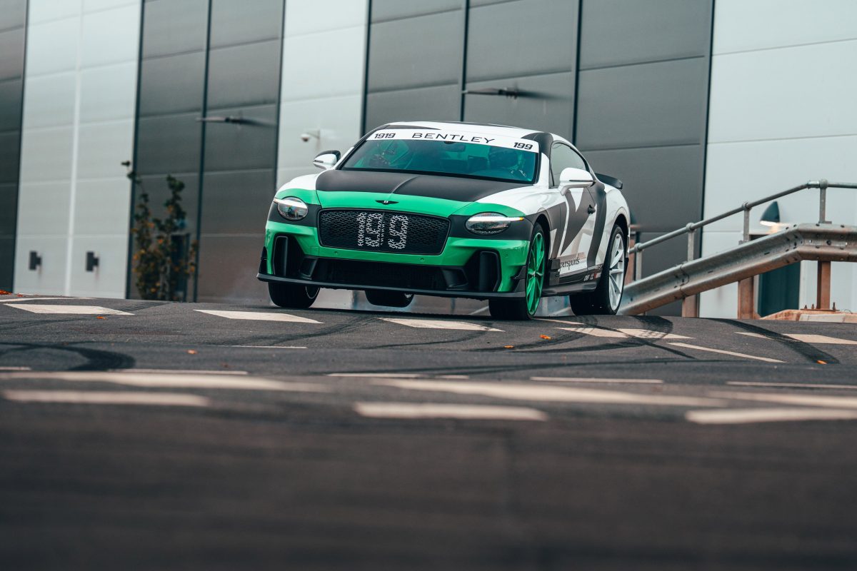 Тревіс Пастрана влаштував дрифт-шоу на заводі Bentley за кермом ексклюзивного Supersports - фото 5