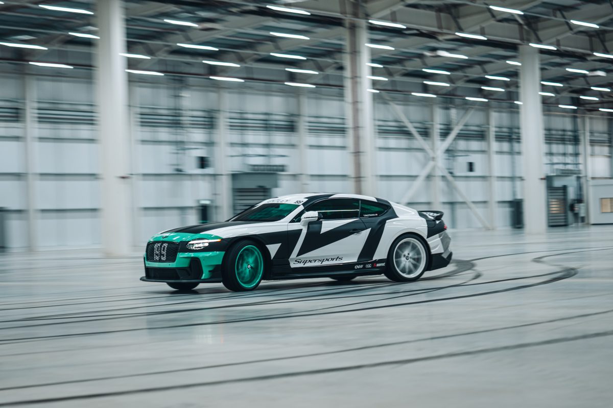 Тревіс Пастрана влаштував дрифт-шоу на заводі Bentley за кермом ексклюзивного Supersports - фото 6