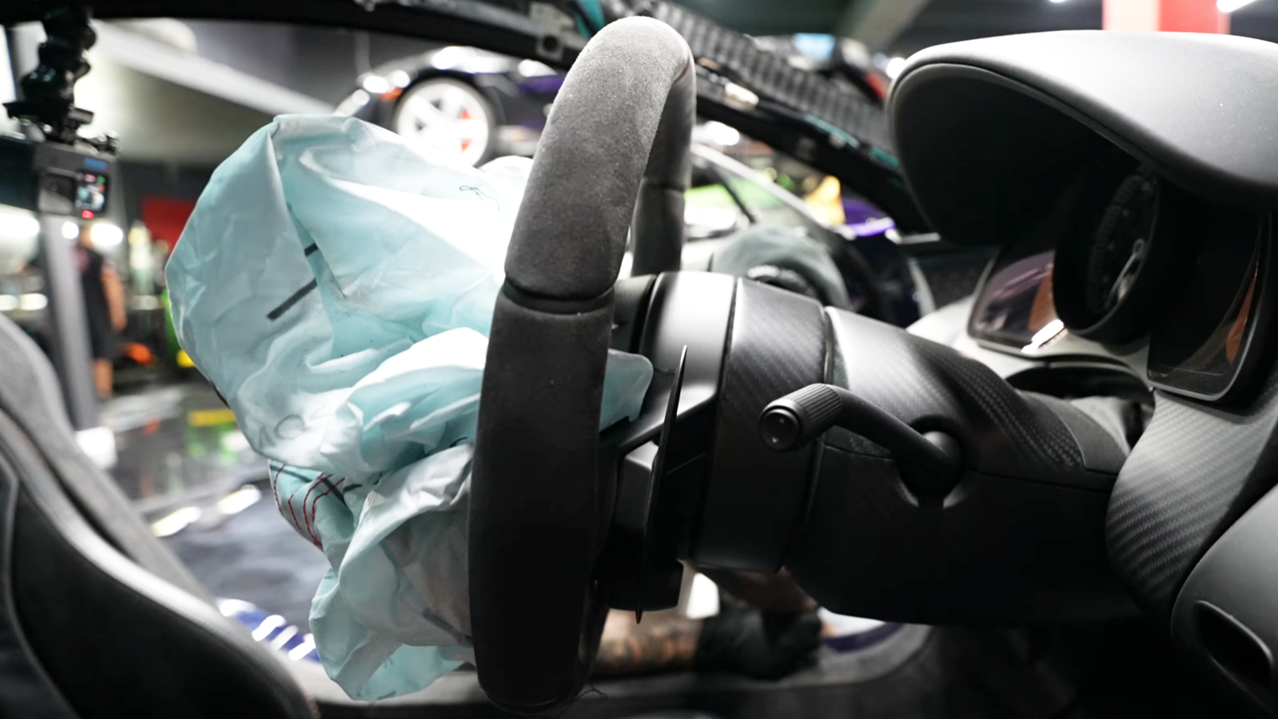 У розбитому Bugatti Chiron Pur Sport за мільйони доларів знайшли запчастини від старого Volkswagen - фото 2