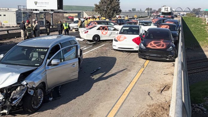 У Каліфорнії густий туман спричинив масову ДТП за участю 17 авто: є жертви