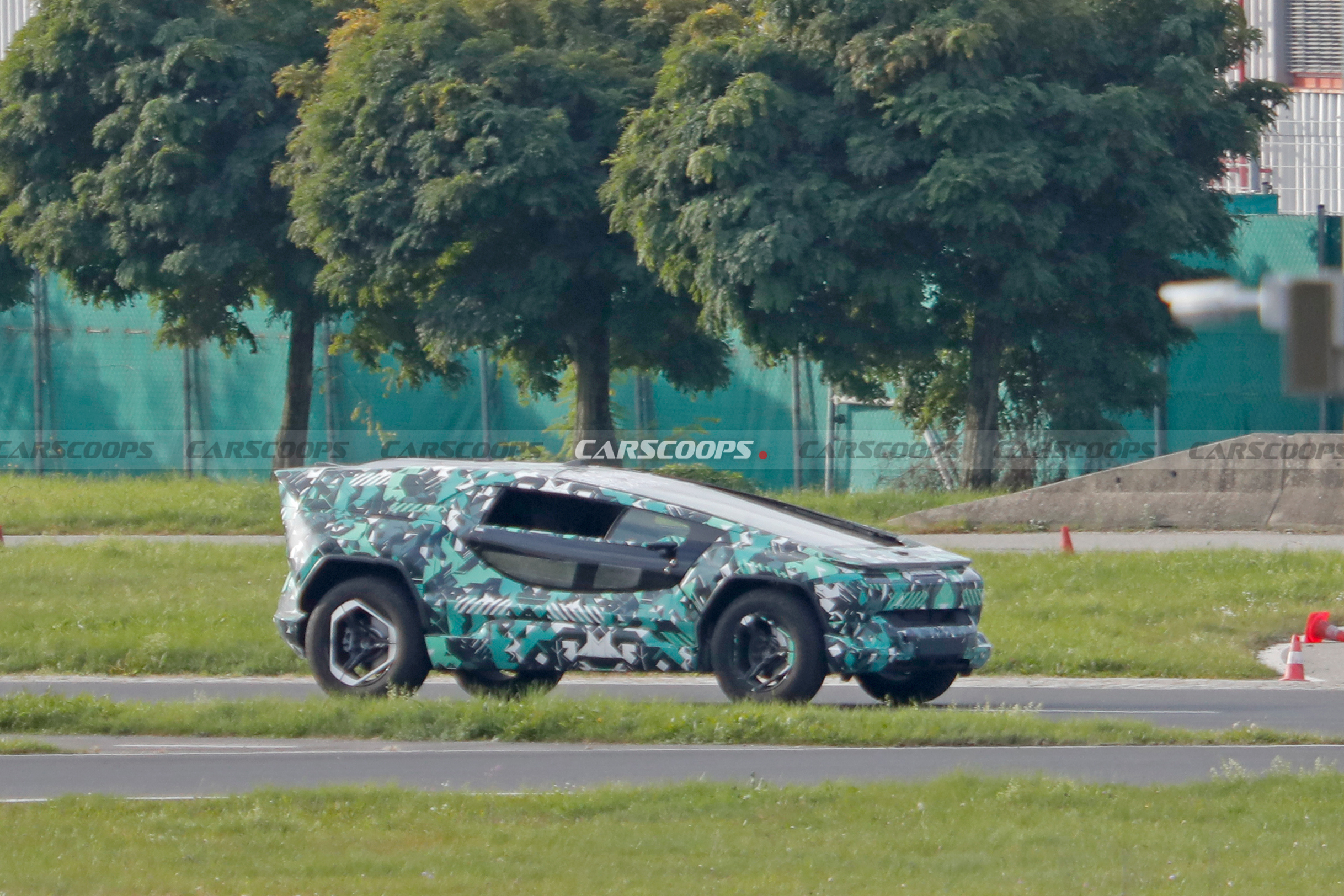 Саудівський бренд Ceer вивів на тести футуристичний електромобіль з гігантським склом - фото 3