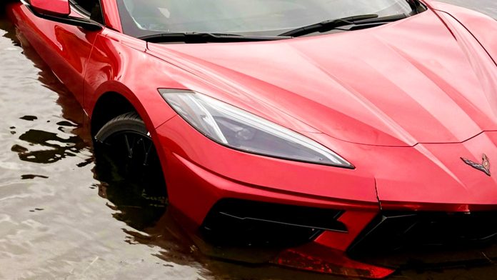 У Флориді посеред ставка знайшли покинутий та затоплений Chevrolet Corvette C8 У Флориді посеред ставка знайшли покинутий та затоплений Chevrolet Corvette C8