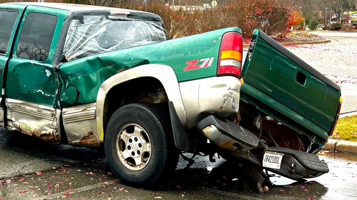 Зруйнований пікап, що став мемом, приніс власнику нове авто та віру в людей