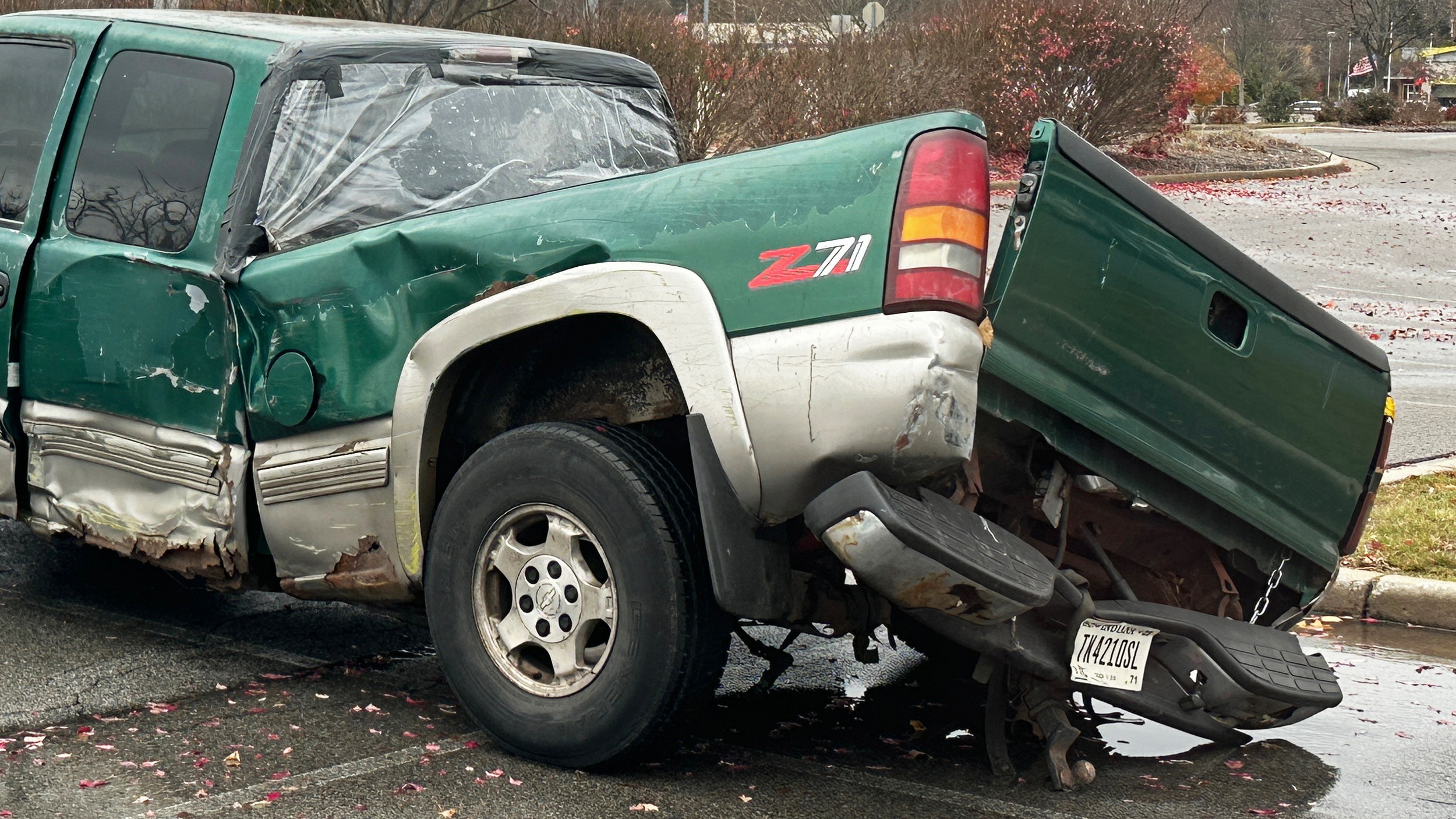 Зруйнований пікап, що став мемом, приніс власнику нове авто та віру в людей - фото 2