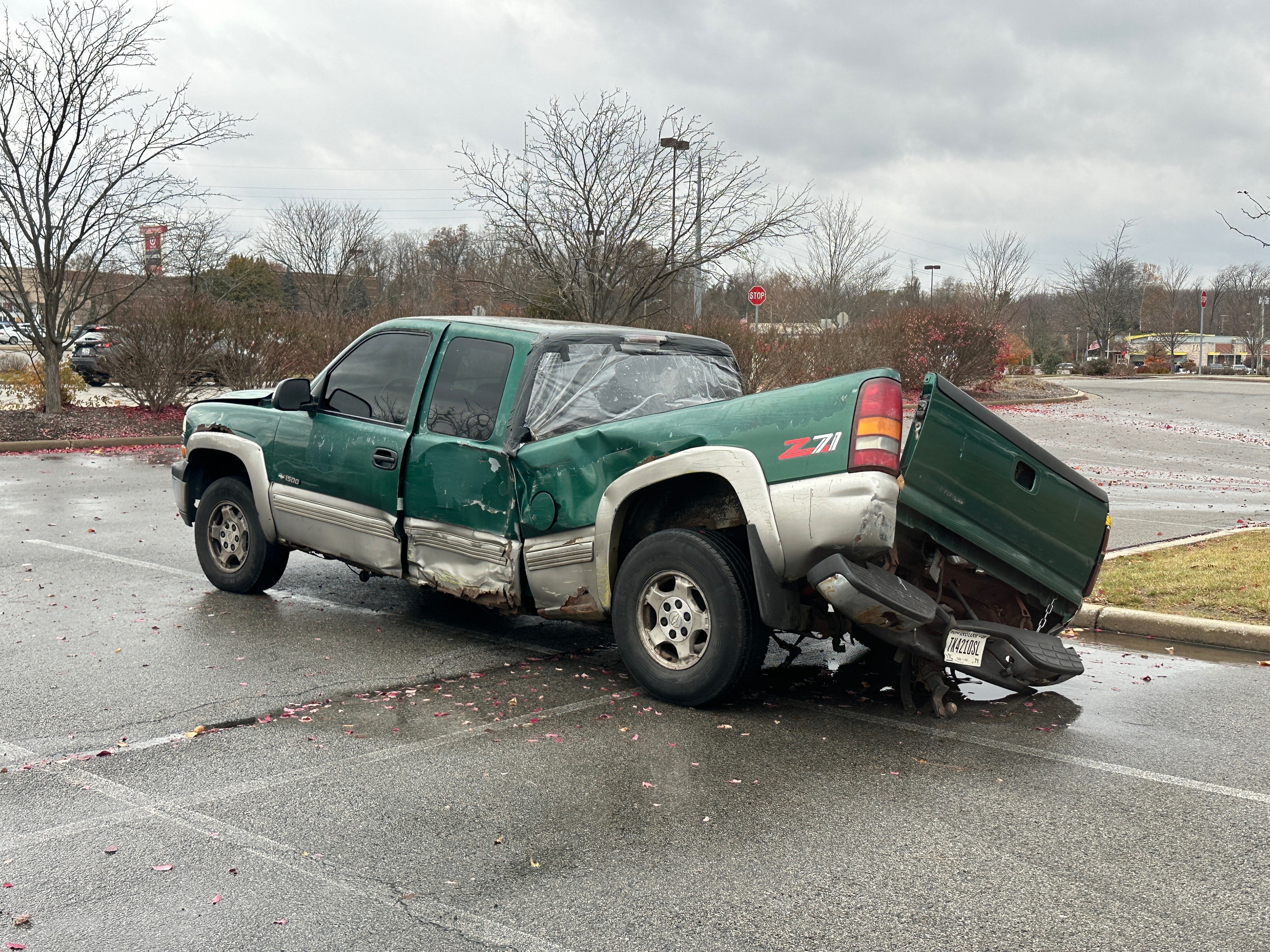 Зруйнований пікап, що став мемом, приніс власнику нове авто та віру в людей - фото 1