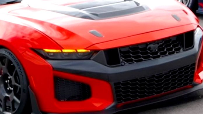 Ford випадково розсекретив екстремальний Mustang Dark Horse SC за допомогою Макса Ферстаппена Ford випадково розсекретив екстремальний Mustang Dark Horse SC за допомогою Макса Ферстаппена